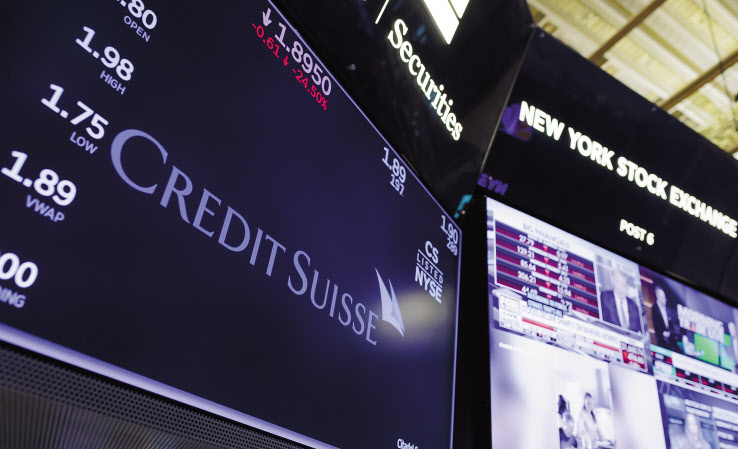 15일(현지시간) 뉴욕증권거래소(NYSE)의 대형 스크린에 크레디트스위스(CS)의 주가 변동 상황이 표시되고 있다. 이날 뉴욕 증시는 CS의 주가가 장중 30% 이상 폭락하며 크게 출렁였다. 뉴욕에 상장된 CS의 주가는 이날 14%가량 하락했다. [EPA]