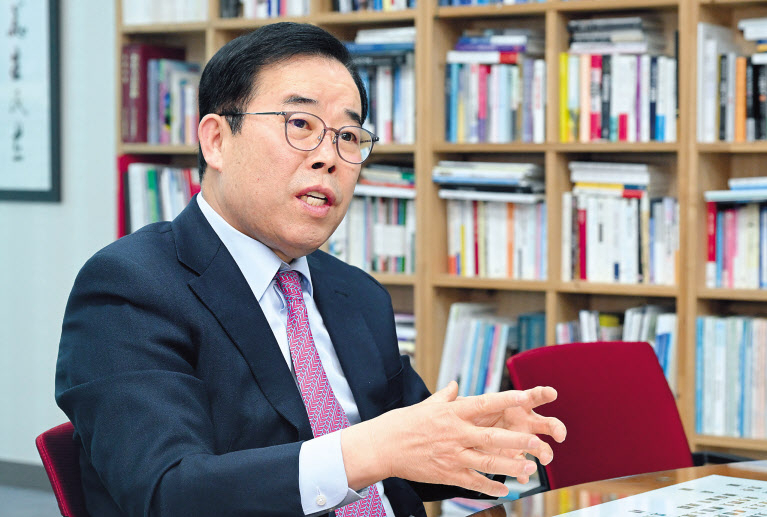 국회 과학기술정보방송통신위원회(과방위) 간사를 맡고 있는 박성중 국민의힘 의원이 13일 서울 여의도 국회의원회관에서 헤럴드경제와 인터뷰하고 있다. 임세준 기자