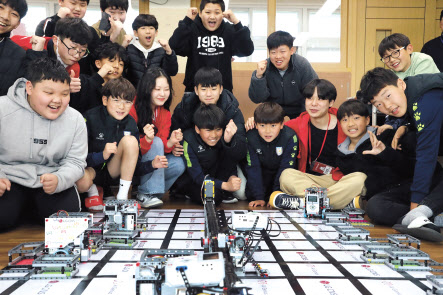 경북 영천 금호중학교 학생들이 LG CNS ‘AI지니어스’ 수업에서 AI물류로봇을 만들고 있다. [LG CNS 제공]