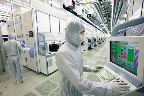 삼성전자 반도체 라인(왼쪽)과 대만 TSMC.