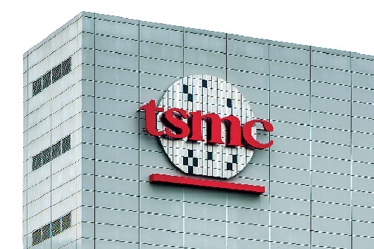 삼성전자 반도체 라인(위쪽)과 대만 TSMC.