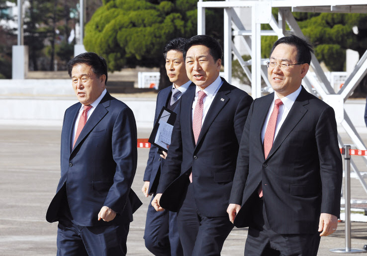 국민의힘 김기현 대표와 주호영 원내대표가 윤석열 대통령의 일본 방문 환송을 위해 16일 오전 성남 서울공항에 도착, 공군1호기 앞으로 향하고 있다. [연합]