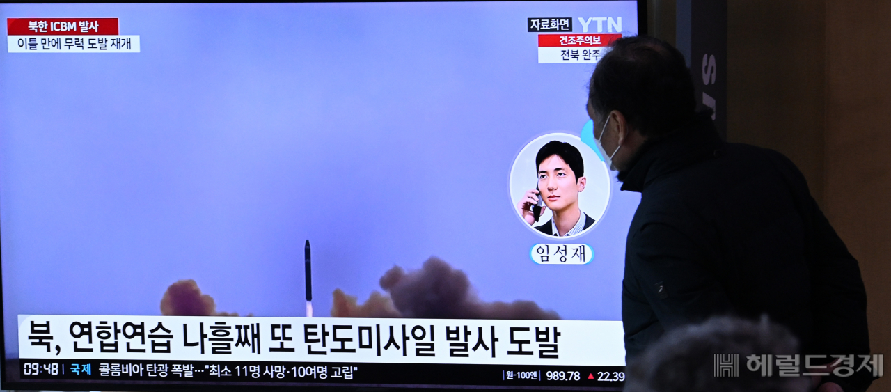 한일정상회담이 예정된 16일 북한이 탄도미사일을 동해상으로 발사한 가운데 서울역 대합실에서 시민들이 관련 뉴스를 시청하고 있다.임세준 기자