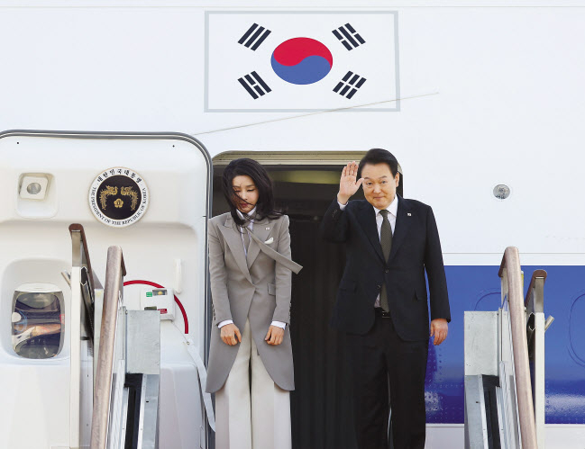 1박2일 일정으로 일본을 방문하는 윤석열 대통령과 김건희 여사가 16일 오전 성남 서울공항에서 공군1호기 탑승에 앞서 환송객들에게 인사하고 있다. [연합]