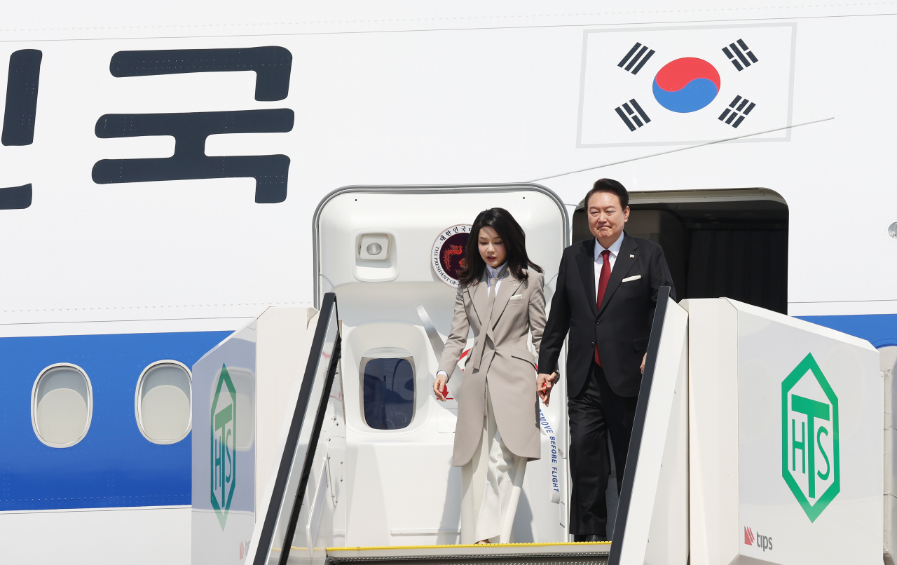 1박2일 일정으로 일본을 방문한 윤석열 대통령과 김건희 여사가 16일 일본 도쿄 하네다공항에 도착, 공군1호기에서 내리고 있다. [연합]