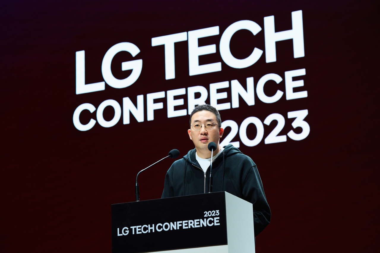 구광모 LG 대표가 16일 서울 마곡 LG사이언스파크에서 열린 LG테크콘퍼런스를 찾았다. 이곳에서 미래사업 분야 400여 명의 연구개발 인재들과 만난 후 바로 공항으로 이동해 일본으로 출국했다. 사진은 구 대표가 LG테크콘퍼런스에서 오프닝 스피치를 하는 장면. [㈜LG 제공]