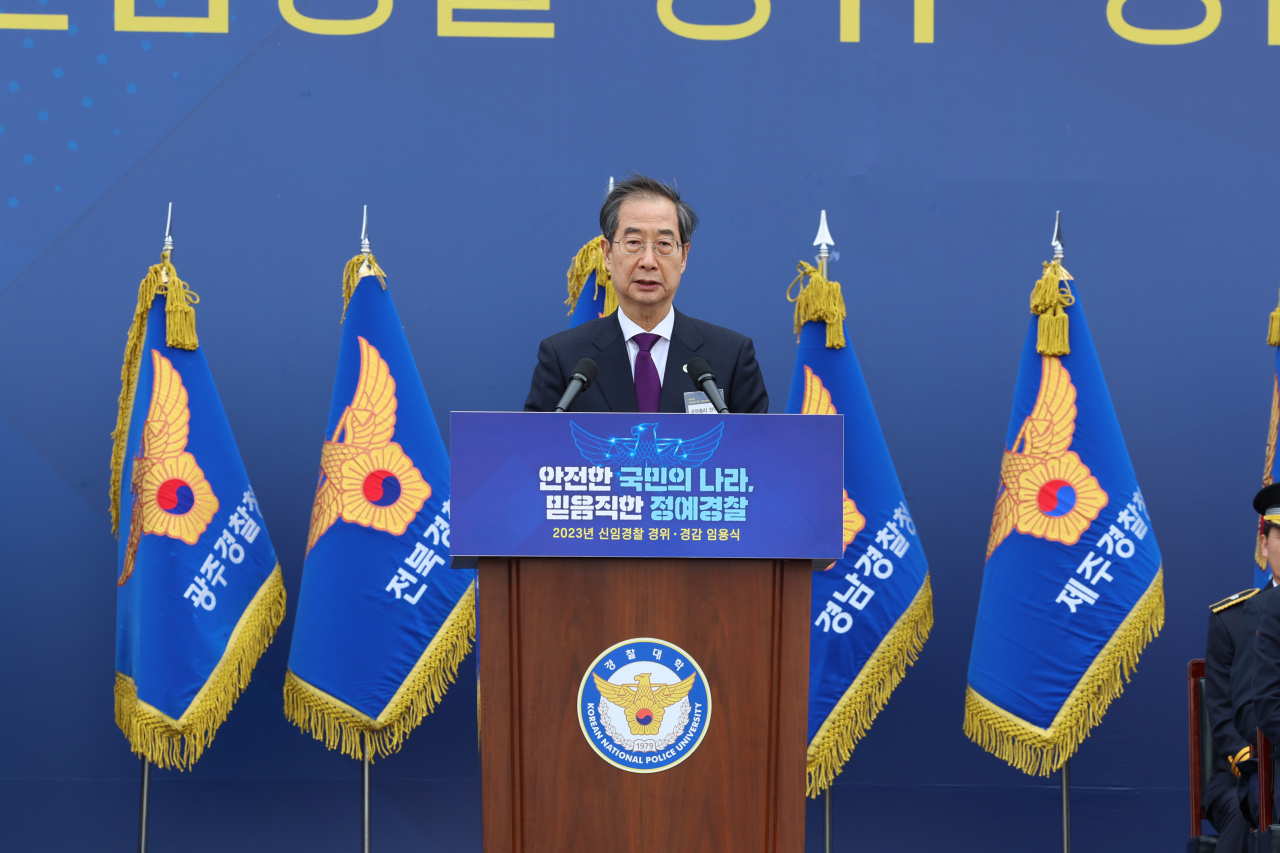 한덕수 국무총리가 16일 오후 충남 아산 경찰대학에서 열린 신임경찰 경위·경감 임용식에서 축사하고 있다. [연합]