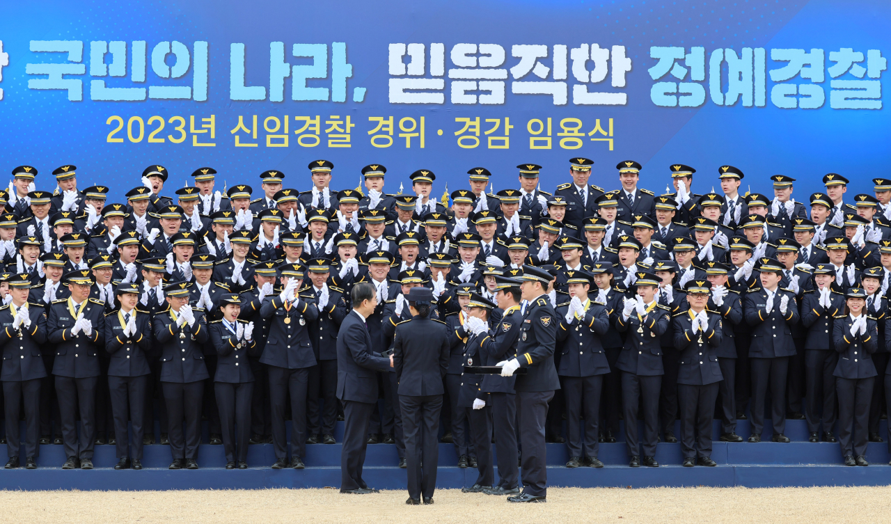 한덕수 국무총리가 16일 오후 충남 아산 경찰대학에서 열린 신임경찰 경위·경감 임용식에서 임용자들에게 캐리커처를 선물 받고 있다. [연합]