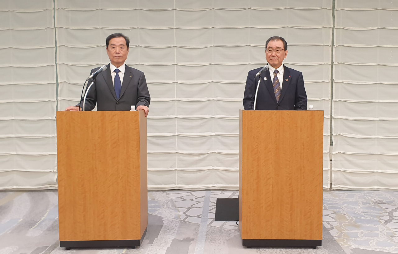 김병준(왼쪽) 전경련 회장직무대행과 도쿠라 마사카즈 경단련 회장이 16일 일본 도쿄 경단련회관에서 ‘한일 일한 미래파트너십 선언’을 하고 있다. [전경련 제공]