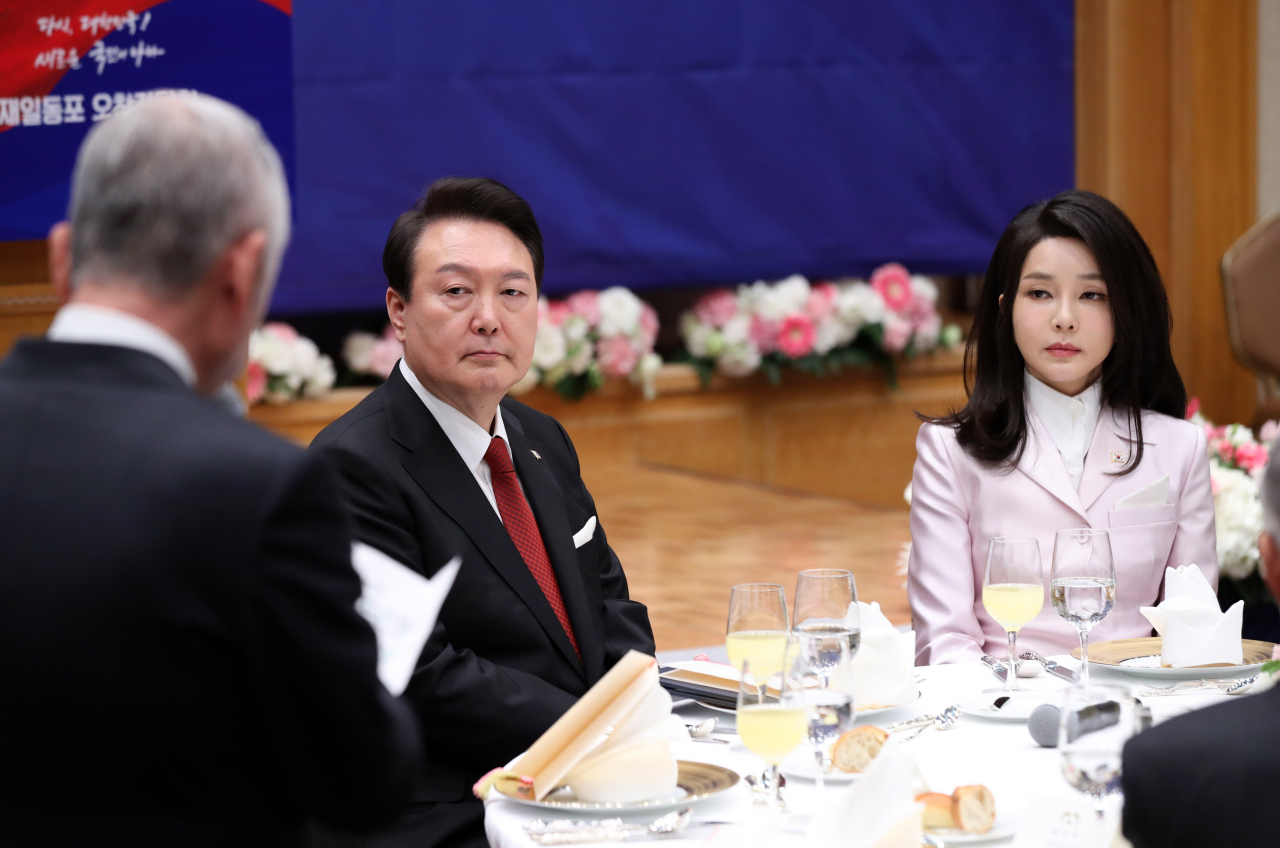 1박 2일간의 일정으로 일본을 방문한 윤석열 대통령과 김건희 여사가 16일 도쿄 한 호텔에서 열린 재일동포 오찬 간담회에서 여건이 재일대한민국민단(민단) 단장의 환영사를 듣고 있다. [연합]