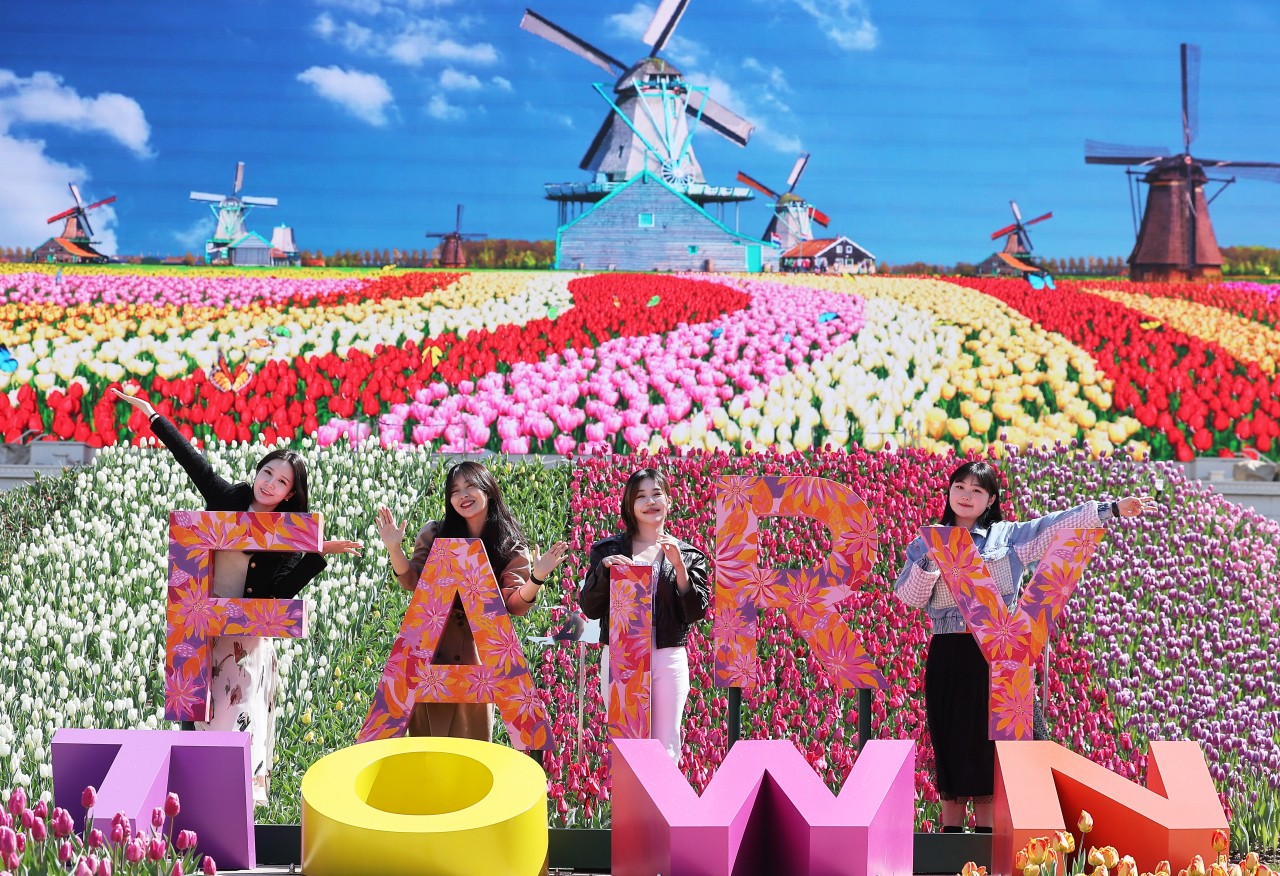 16일 오전 경기도 용인시 에버랜드에서 관계자들이 튤립과 수선화 등 약 120만 송이의 봄꽃을 즐길 수 있는 테마 공간 '페어리 타운'을 공개하고 있다. [연합]