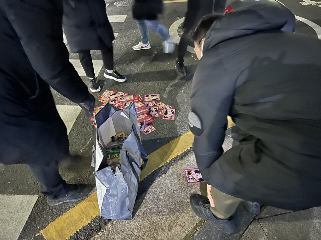 서울 강남구 일대에서 강남구청 소속 직원들이 불법 전단지들을 수거하는 모습. [강남구청 제공]