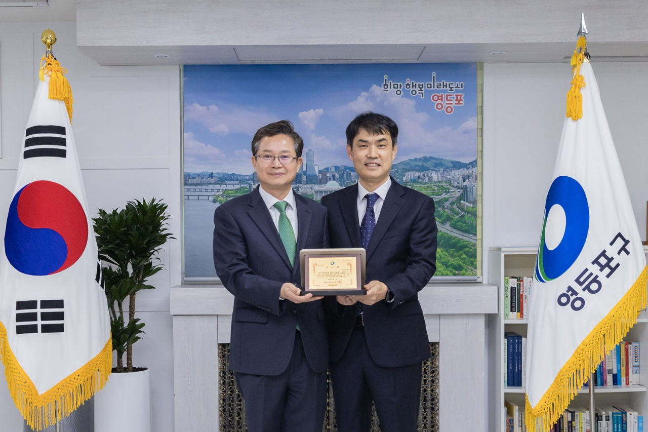감사패 수여식에서 최호권 영등포구청장(좌)과 SK디앤디 권창주 투자개발 담당(우)이 기념사진을 촬영하고 있다.