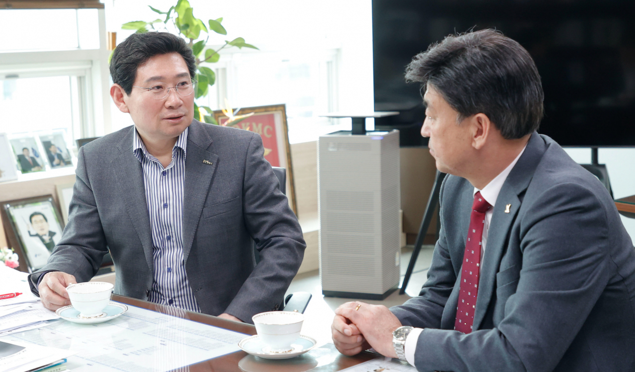 이상일 용인특례시장(왼쪽)이 방세환 경기도 광주시장과 경강선 연장사업을 논의하고있다.