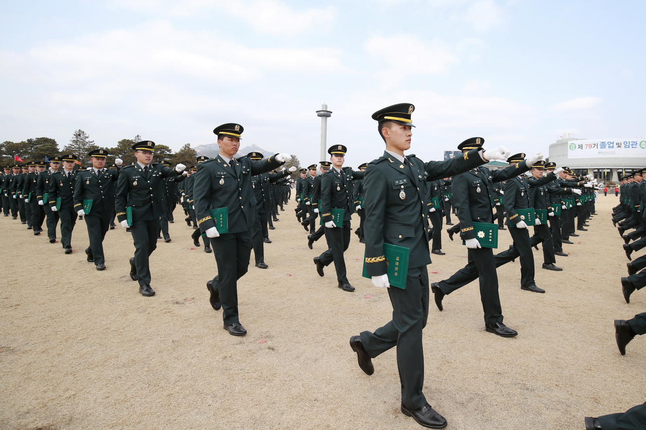 지난 3일 서울 노원구 육군사관학교에서 열린 ‘2023 육사 79기 졸업 및 임관식’에서 신임 장교들이 행진하고 있다. [연합]