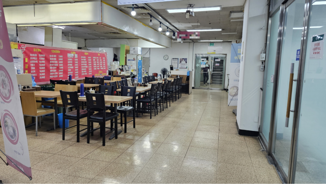 지난 15일 오후 7시께 방문한 노량진 일대 한 식당가. 공시생이 줄어들면서 상권 전체가 침체됐다. 박지영 기자