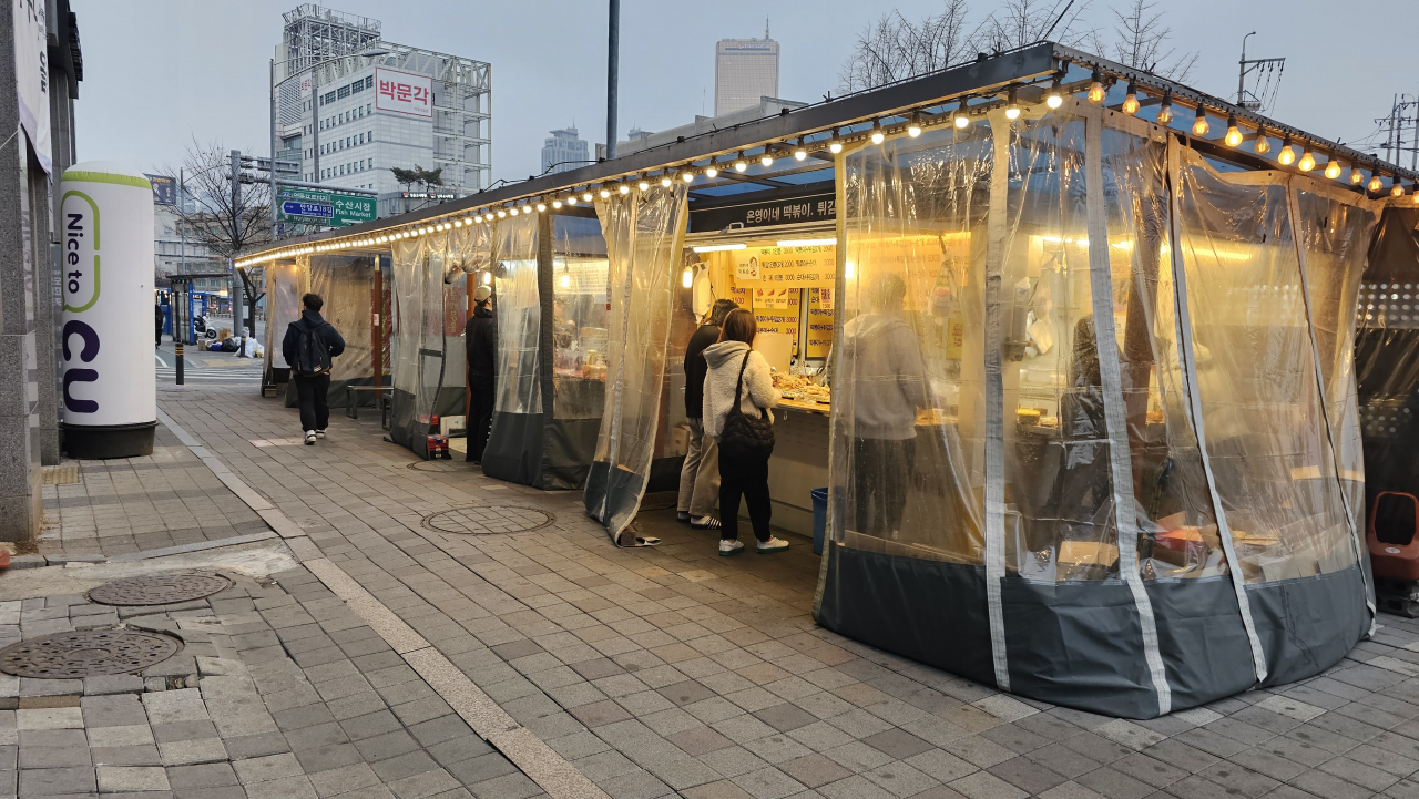 지난 15일 오후 6시께 노량진 컵밥거리. 박지영 기자