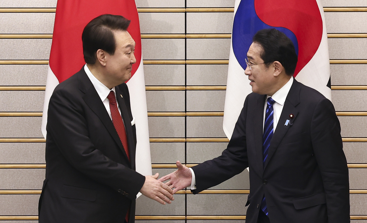 1박2일 일정으로 일본을 방문한 윤석열 대통령이 16일 오후 일본 도쿄 총리 관저에서 기시다 후미오 일본 총리와 한일 확대정상회담에 앞서 악수하고 있다. [연합]