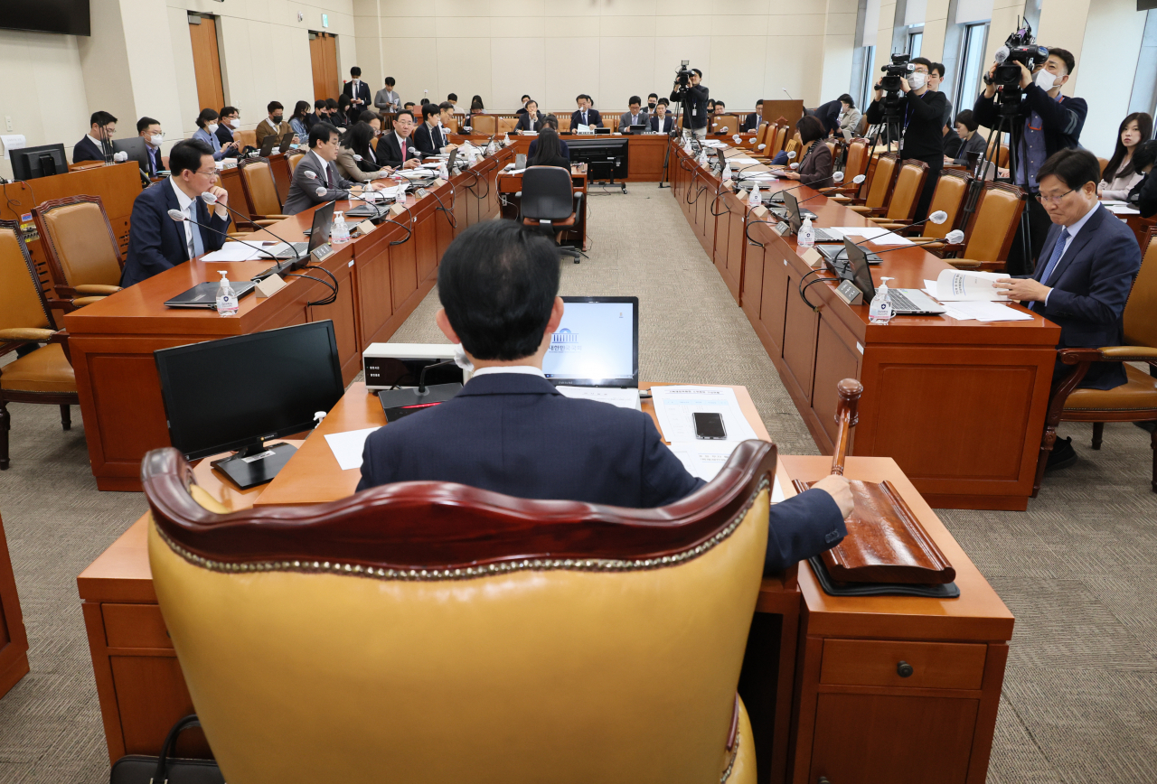 16일 오전 국회에서 열린 기획재정위원회 조세소위에서 류성걸 위원장이 의사봉을 두드리고 있다. [연합]