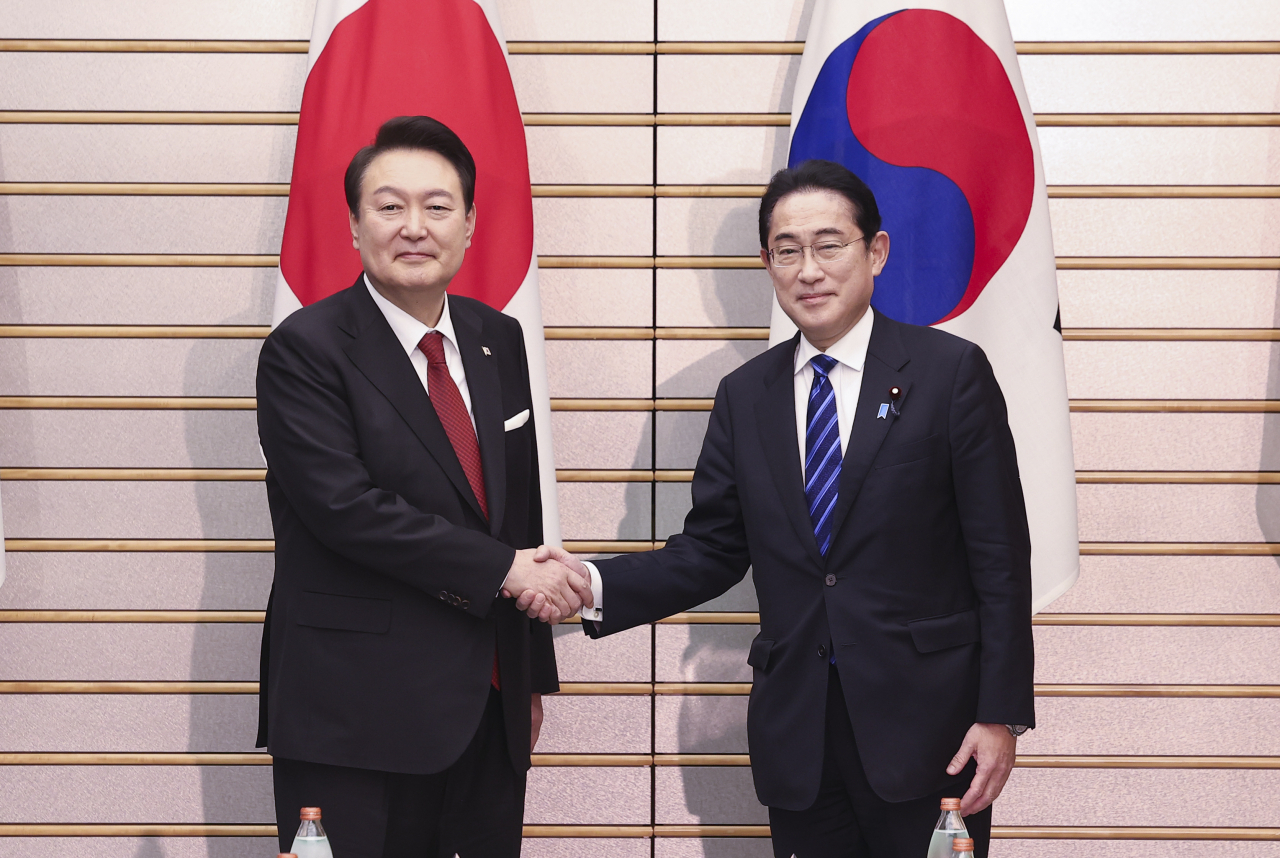 1박2일 일정으로 일본을 방문한 윤석열 대통령이 16일 오후 일본 도쿄 총리 관저에서 기시다 후미오 일본 총리와 한일 확대정상회담에 앞서 기념촬영을 하며 악수하고 있다. [연합]