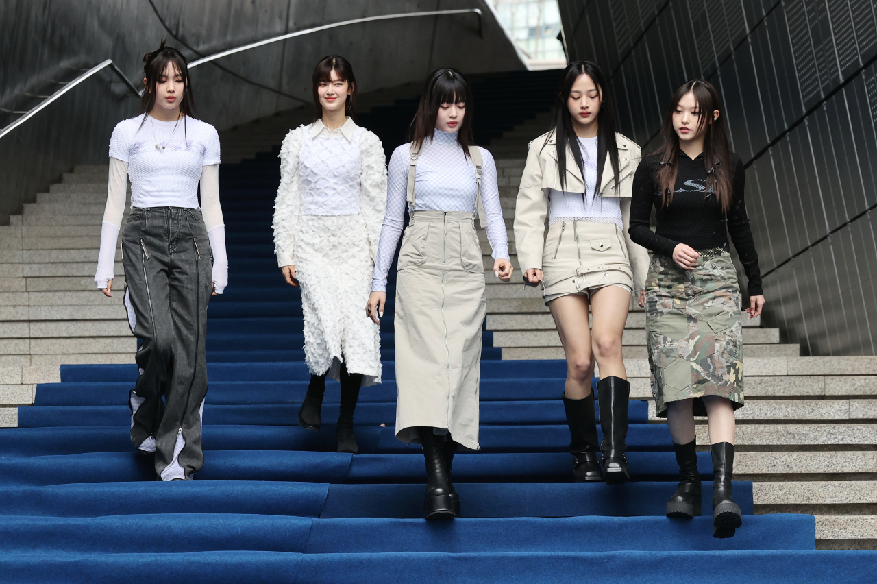 2023 F/W 서울패션위크 글로벌 홍보 대사인 걸그룹 뉴진스가 15일 오전 서울 중구 동대문디자인플라자(DDP)에서 블루카펫을 걷고 있다. [연합]