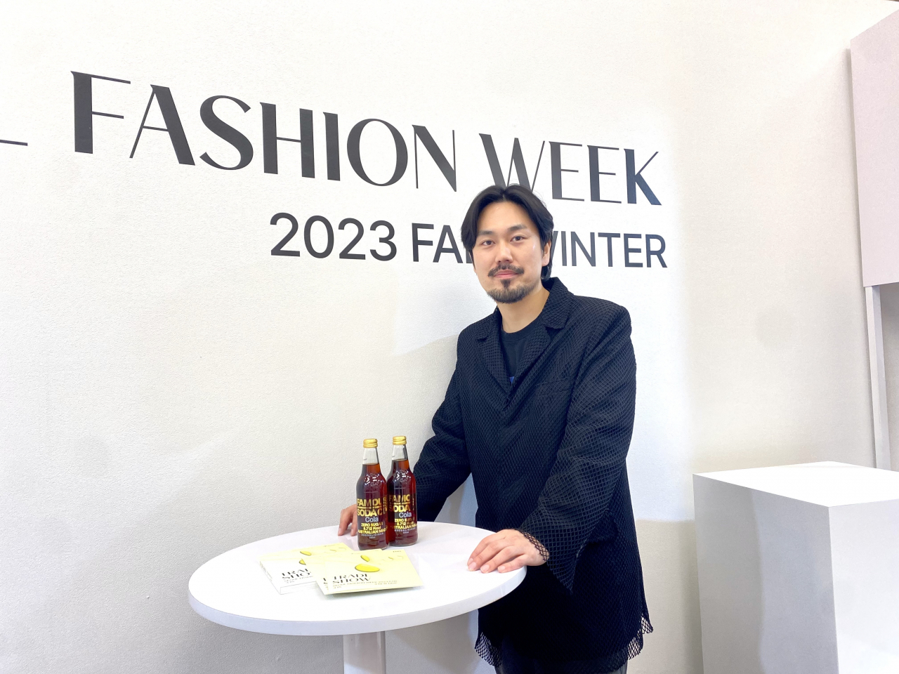 ‘2023 F/W 서울패션위크’에 참석한 얼킨의 이성동 디자이너가 인터뷰를 하고 있다. 신주희 기자