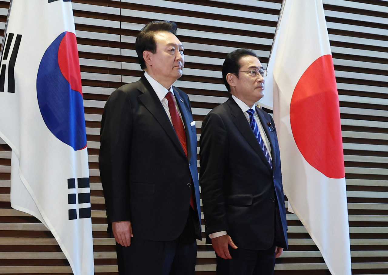 1박2일 일정으로 일본을 방문한 윤석열 대통령이 16일 오후 일본 도쿄 총리 관저에서 기시다 후미오 총리와 의장대 사열에 앞서 양국 국가를 듣고 있다. [연합]