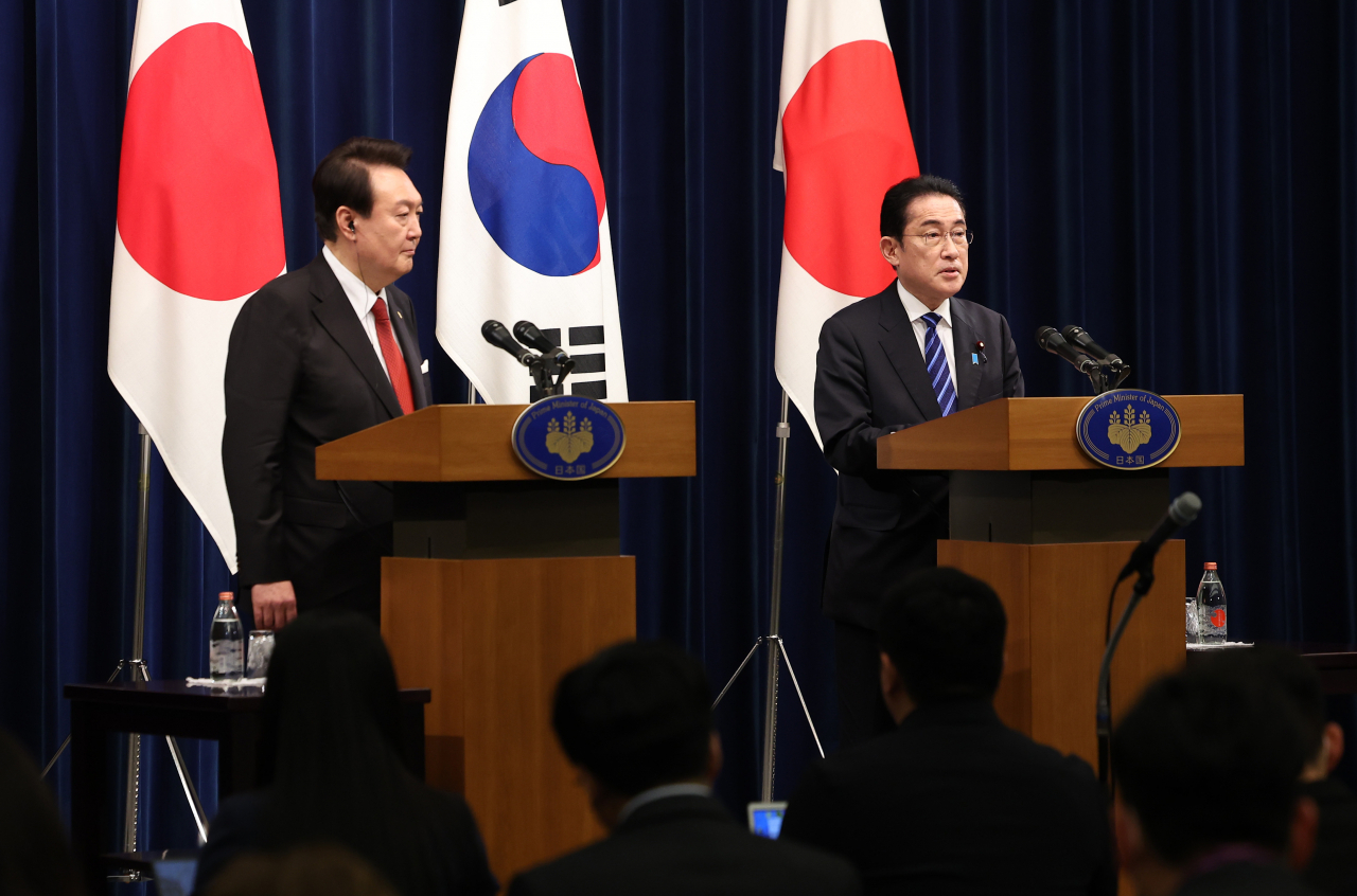 1박2일 일정으로 일본을 방문한 윤석열 대통령이 16일 오후 일본 도쿄 총리 관저에서 기시다 후미오 일본 총리와 한일 정상회담을 마친 뒤 공동 기자회견을 하고 있다. [연합]