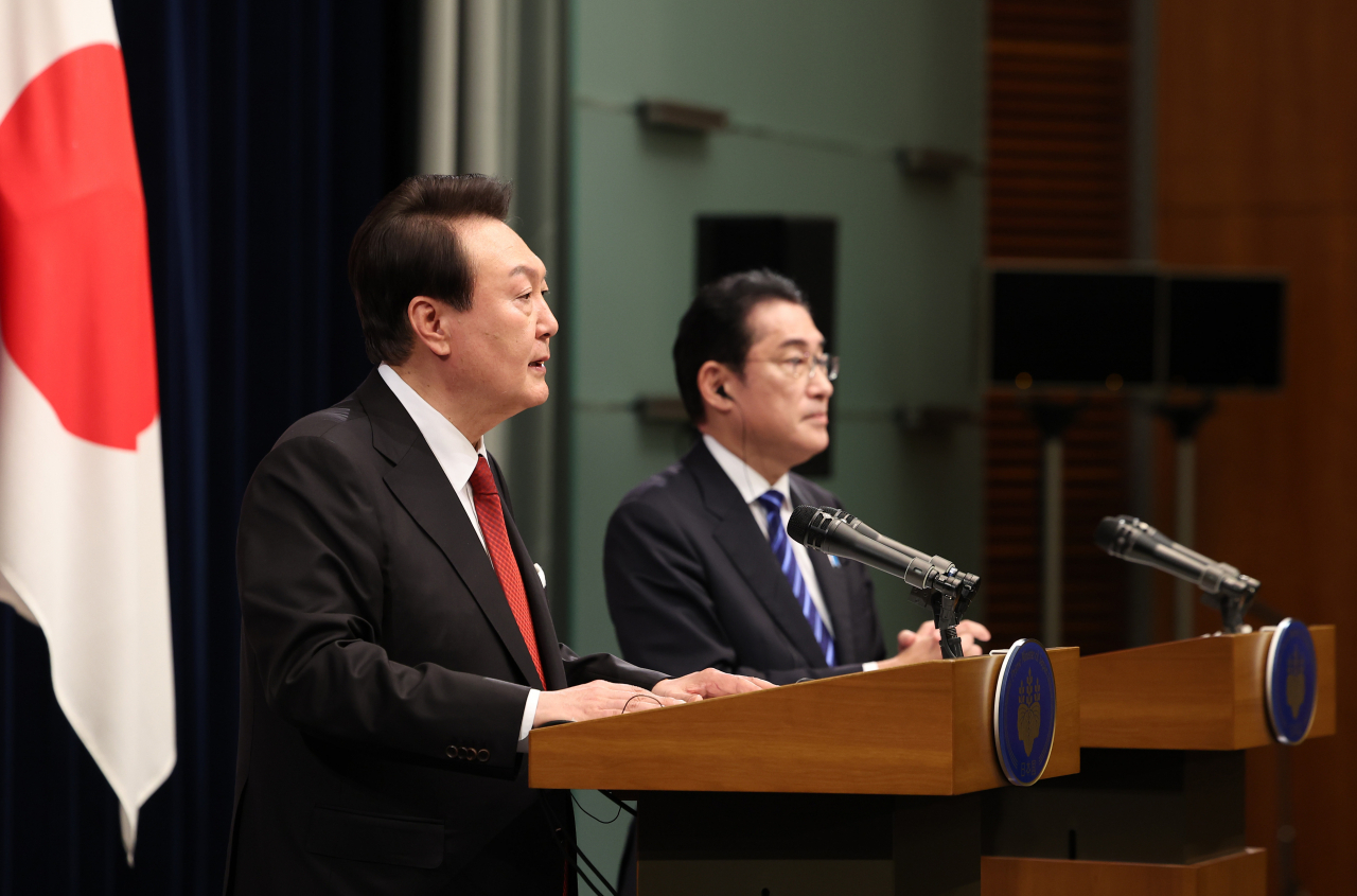 1박2일 일정으로 일본을 방문한 윤석열 대통령이 16일 오후 일본 도쿄 총리 관저에서 기시다 후미오 일본 총리와 한일 확대정상회담을 마친 뒤 공동 기자회견에서 발언하고 있다. [연합]