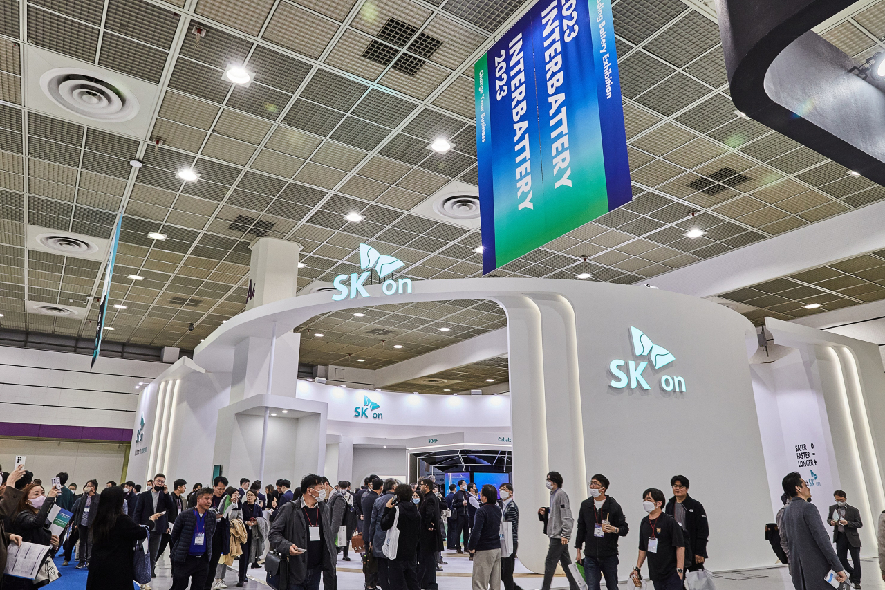 15일 서울 코엑스서 개막한 ‘인터배터리 2023’에서 관람객들이 SK온 부스를 둘러보고 있다. [SK온 제공]
