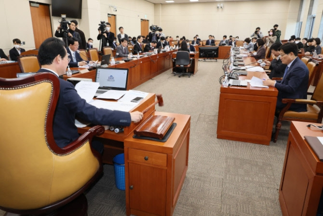 16일 오전 국회에서 열린 기획재정위원회 조세소위에서 류성걸 위원장이 의사봉을 두드리고 있다. [연합]
