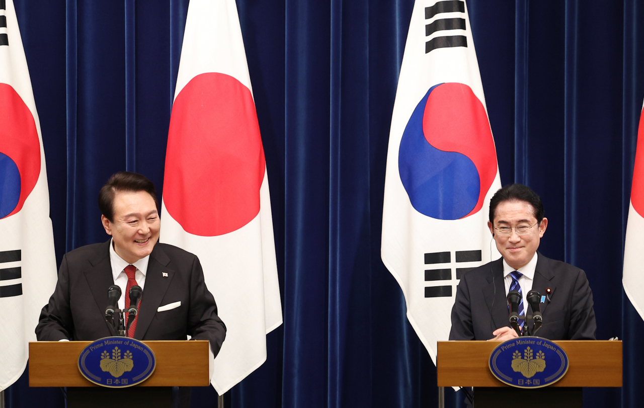 1박2일 일정으로 일본을 방문한 윤석열 대통령이 3월16일 오후 일본 도쿄 총리 관저에서 기시다 후미오 일본 총리와 공동 기자회견을 하고 있다. [연합]
