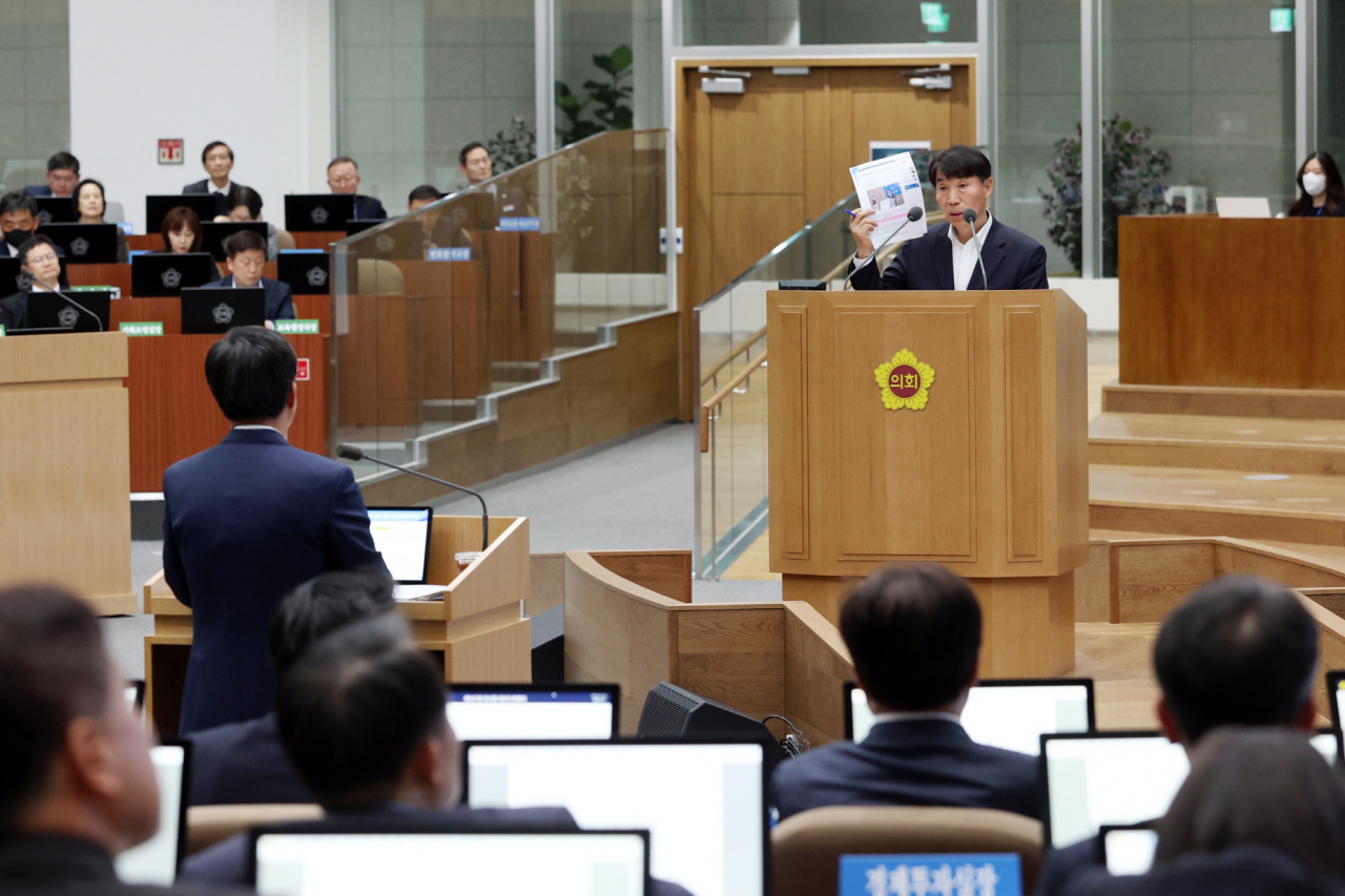 이홍근 경기도의원이 질문하고있ㄷ3ㅏ.