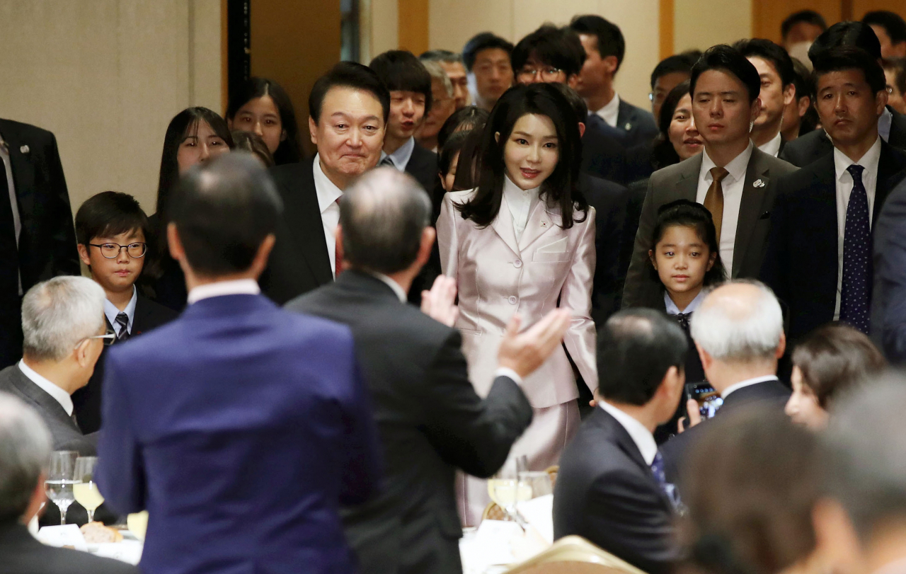 1박 2일간의 일정으로 일본을 방문한 윤석열 대통령과 김건희 여사가 16일 도쿄 한 호텔에서 열린 재일동포 오찬 간담회에 입장하고 있다. [연합]