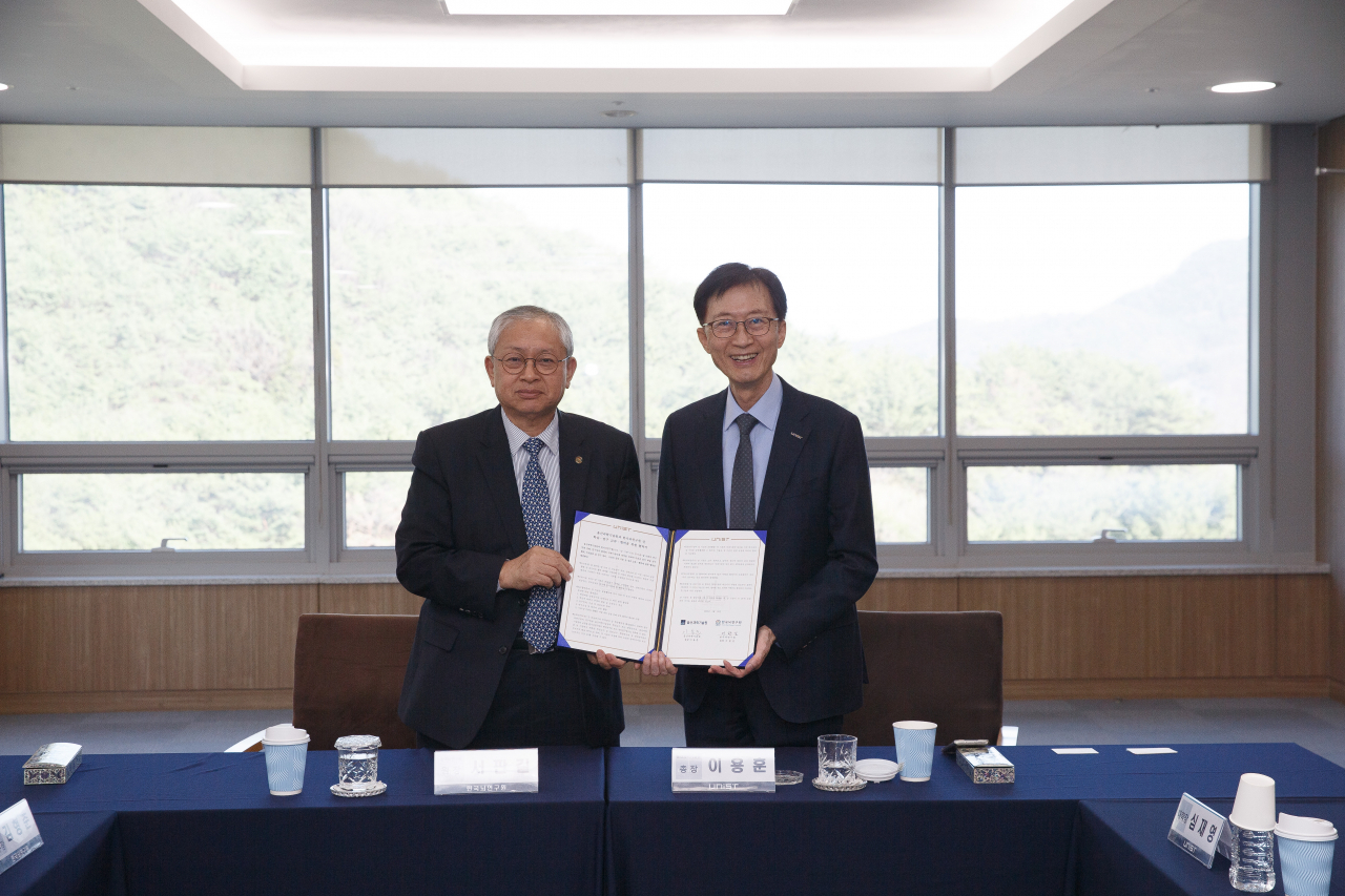 서판길(왼쪽) 한국뇌연구원 원장)과 이용훈 울산과학기술원 총장이 업무협약을 체결하고 기념촬영을 하고 있다.[한국뇌연구원 제공]