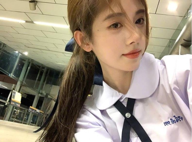 태국 교복 입은 중국 가수 쥐징이. [방콕포스트 캡처]