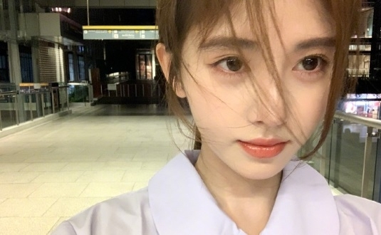 태국 교복 입은 중국 가수 쥐징이. [방콕포스트 캡처]