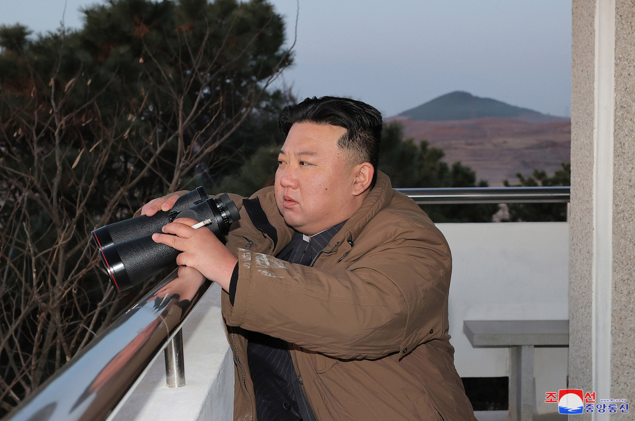 김정은 북한 국무위원장이 전날 대륙간탄도미사일(ICBM) '화성-17형' 발사훈련을 현지지도했다고 조선중앙통신이 17일 밝혔다. [조선중앙통신] [연합]