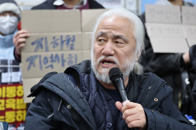 박경석 전국장애인차별철폐연대(전장연) 상임공동대표가 서울지하철 혜화역에서 선전전을 이어가고 있다. [연합]