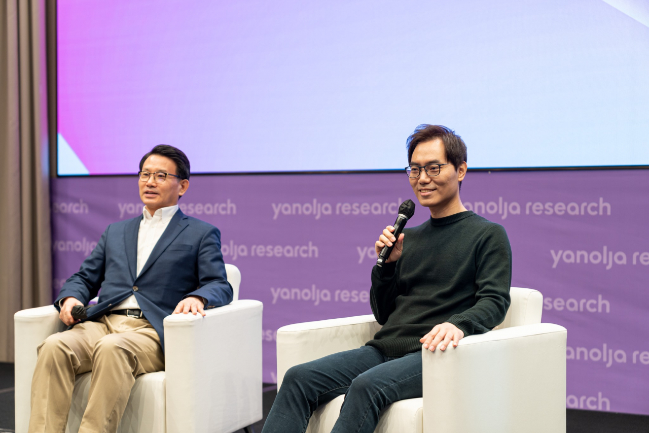 배보찬(오른쪽) 야놀자 대표와 장수청 야놀자리서치 원장이 16일 서울 강남구 조선 팰리스에서 열린 야놀자리서치 창립 기념 기자간담회에서 질의에 답하고 있다. [야놀자 제공]