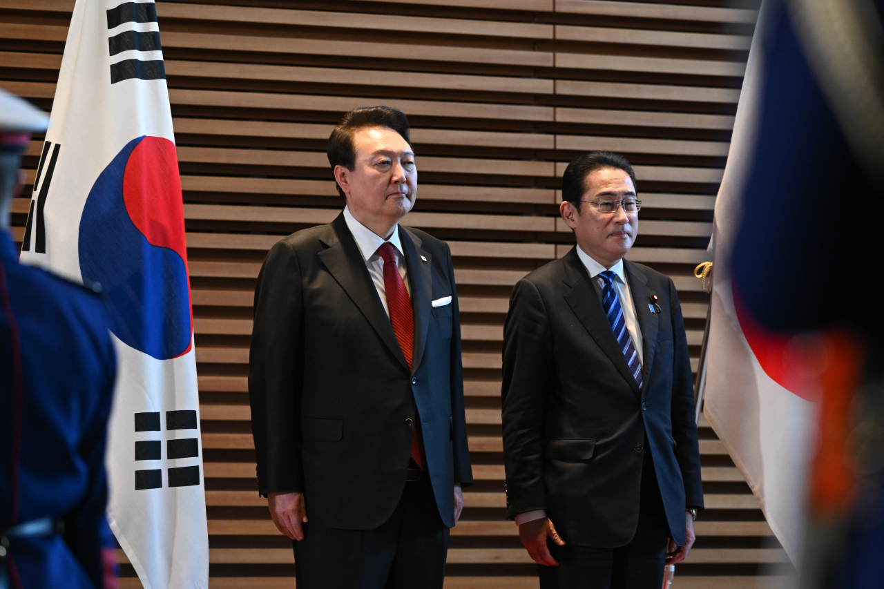 윤석열 대통령이 지난 3월 16일 오후 일본 도쿄 총리 관저에서 열린 환영 행사에서 기시다 후미오 총리와 양국 국가를 듣고 있다. [연합]