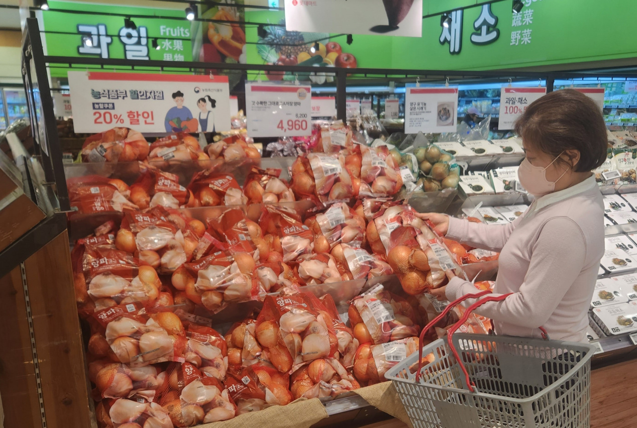 롯데마트에서 한 고객이 CA저장양파를 살펴보고 있다. [롯데마트 제공]