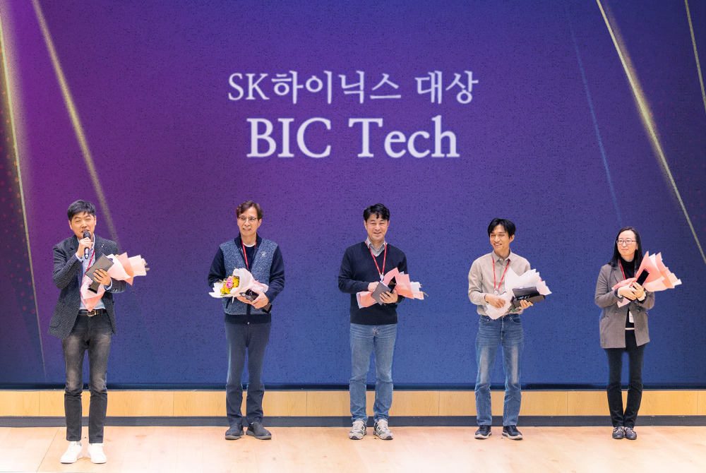 지난 14일 진행된 SK하이닉스 대상 행사에서 BIC 테크 분야 수상자들(DRAM개발)이 수상 소감을 전하고 있다. [SK하이닉스 뉴스룸]
