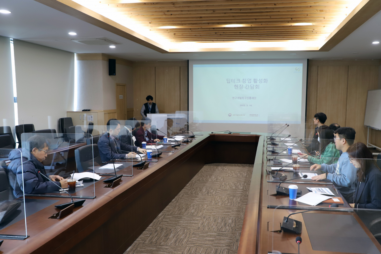한국화학연구원 디딤돌플라자에서 연구개발특구진흥재단 대덕연구개발특구본부 박은일 본부장 및 출연연 기술사업화 담당자들이 딥테크 현장간담회를 진행하고 있다.[특구진흥재단 제공]