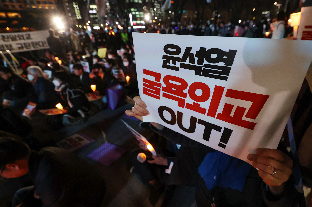 한일역사정의평화행동 관계자들이 6일 오후 서울광장에서 윤석열 정부가 발표한 강제동원 피해배상 해법을 규탄하는 촛불집회를 하고 있다. [연합]