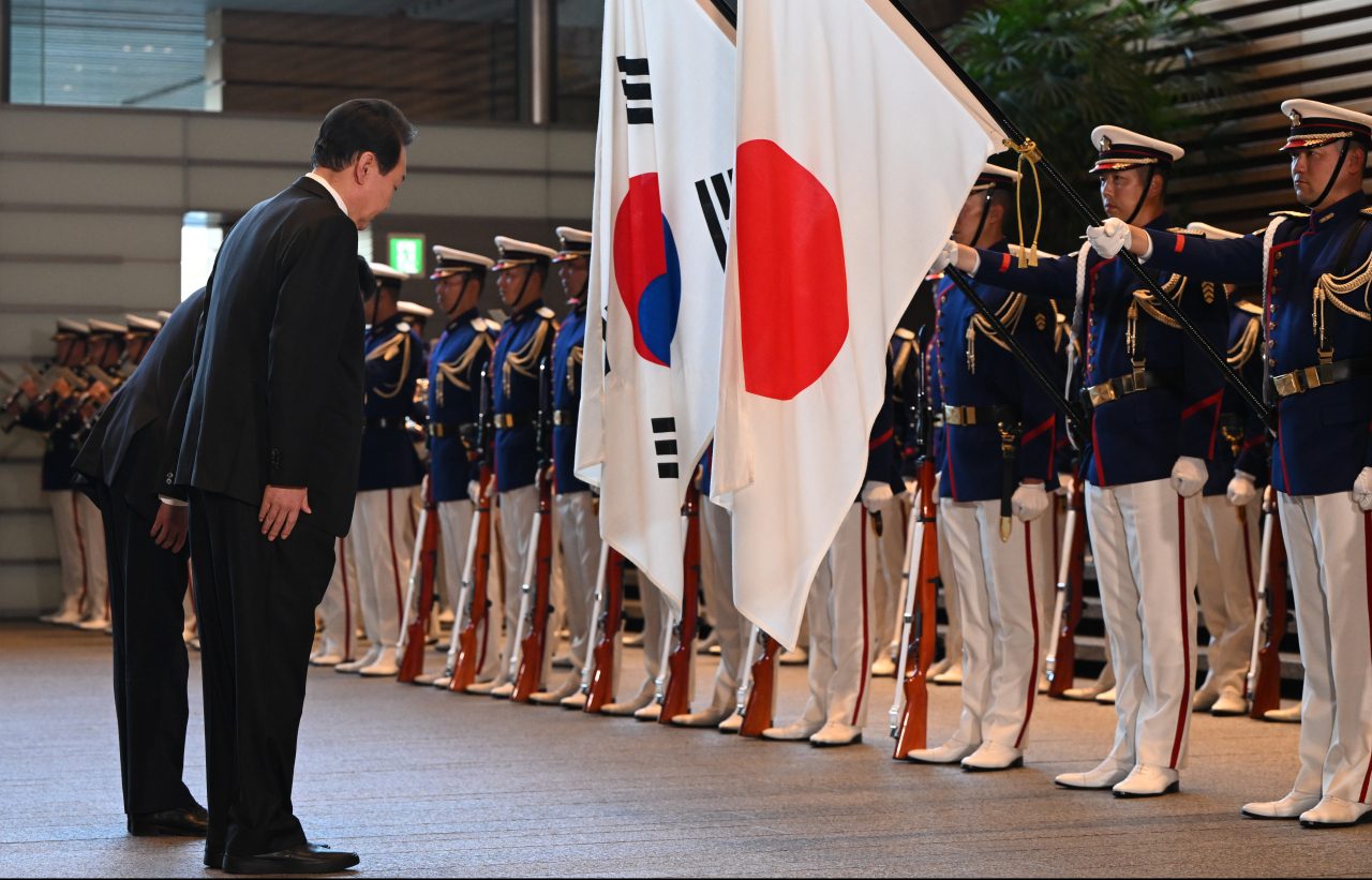 1박2일 일정으로 일본을 방문한 윤석열 대통령이 16일 오후 일본 도쿄 총리 관저에서 기시다 후미오 총리와 의장대 사열을 하며 양국 국기에 예를 갖추고 있다. [연합]