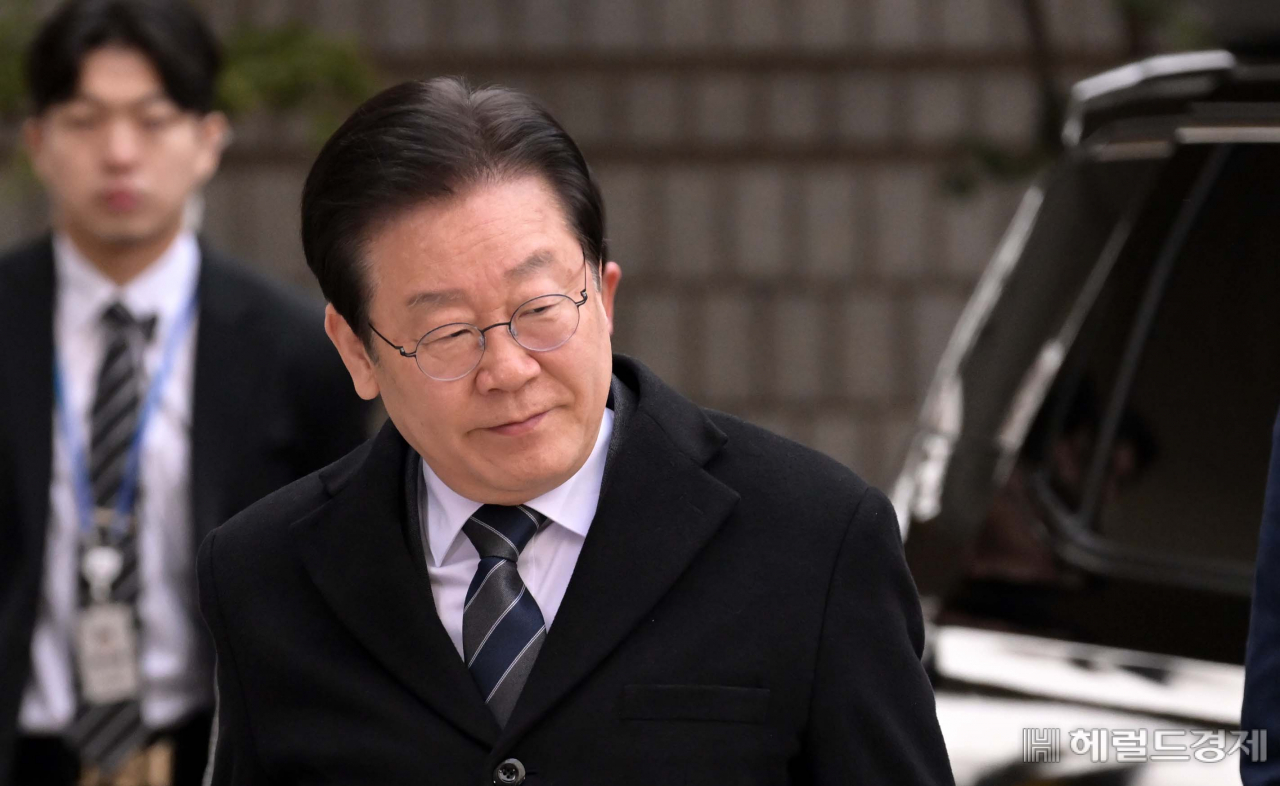 지난 대선 과정에서 허위 발언을 한 혐의로 재판에 넘겨진 더불어민주당 이재명 대표가 17일 오전 서울중앙지법으로 2차 공판에 출석하고 있다. 이상섭 기자