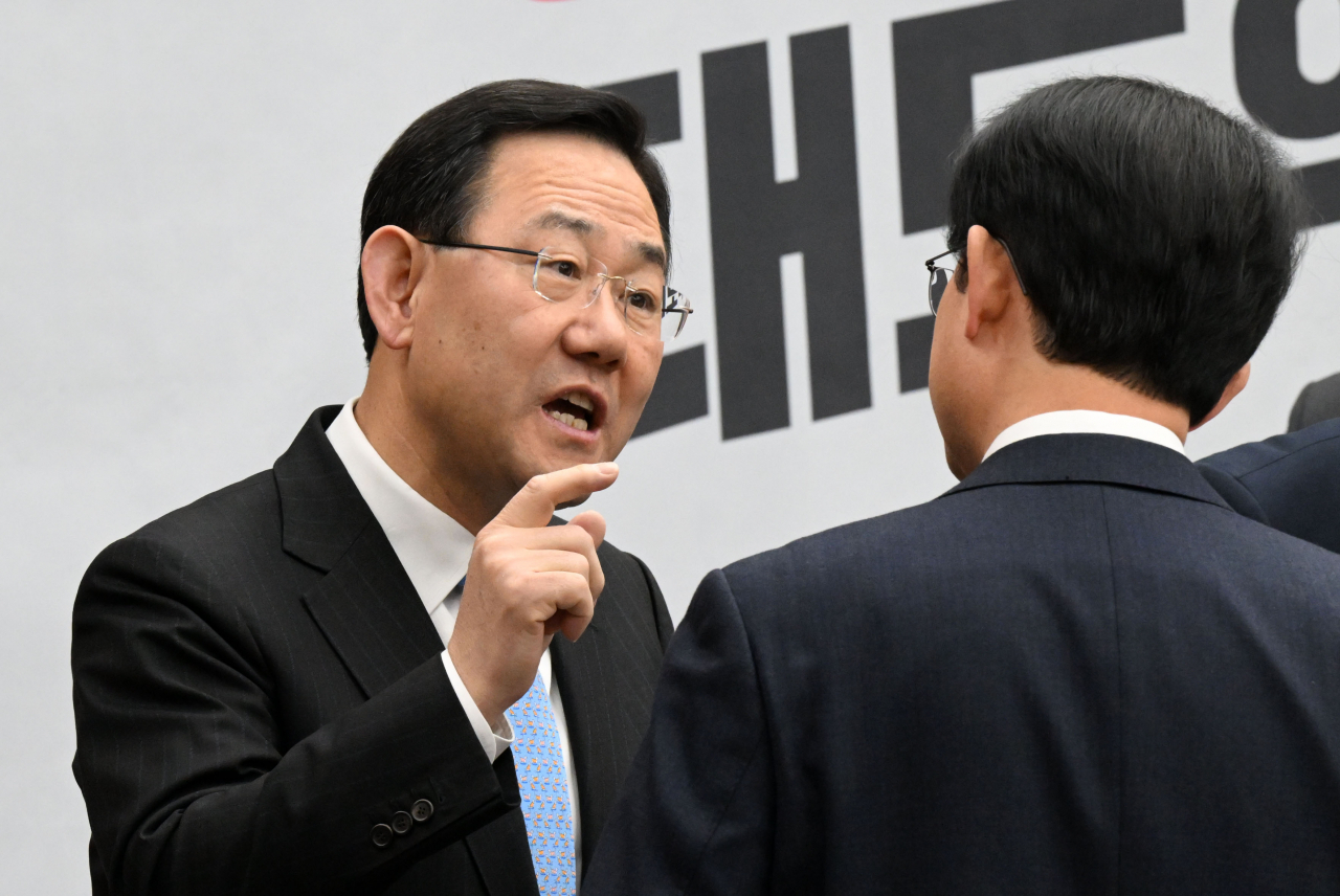주호영 국민의힘 원내대표가 17일 서울 여의도 국회에서 열린 원내대책회의에 참석해 류성걸 기재위 조세소위 위원장과 대화하고 있다. 임세준 기자