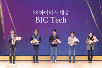 SK하이닉스 대상 행사에서 BIC 테크 분야 수상자들(DRAM개발)이 수상 소감을 전하고 있다. [SK하이닉스 뉴스룸]