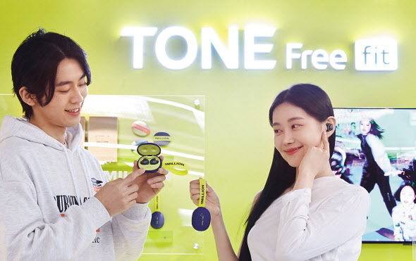 LG전자의 무선 이어폰 ‘LG 톤프리 핏’ 원밀리언 에디션을 모델들이 착용해보고 있다. [LG전자 제공]